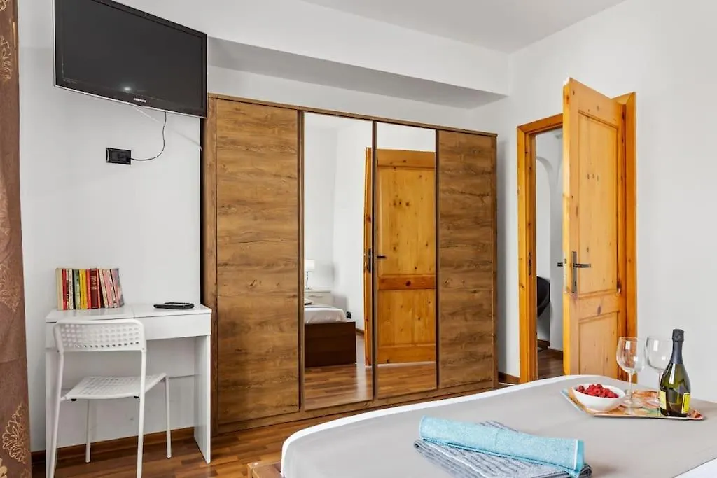 Tache - Cozy Central Studio Bucharest Apartment